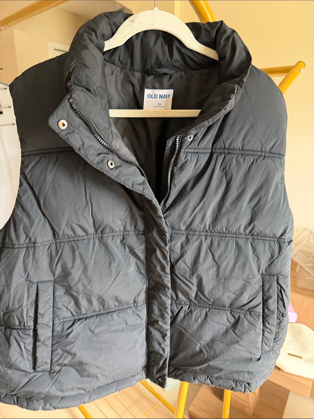 Old Navy Quilted Puffer Vest in Dark Gray